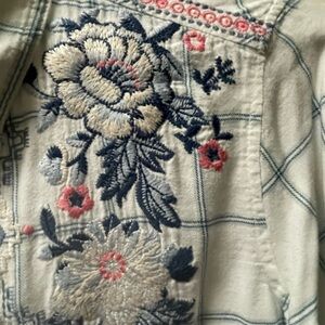 Johnny Was Floral Embroidered Button Down Shirt 💗💙